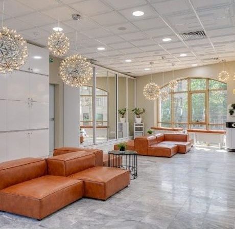 Modern lobby in Aurora with sleek, polished epoxy flooring and contemporary leather seating.